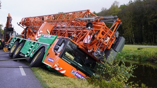 +berging Mobiele torenkraan raakt van de weg net niet in de vaart - Kolonievaart Huis ter Heide