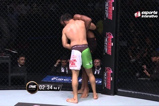 Amir Khan vence Bashir Ahmad com uma interveno mdica no terceiro round