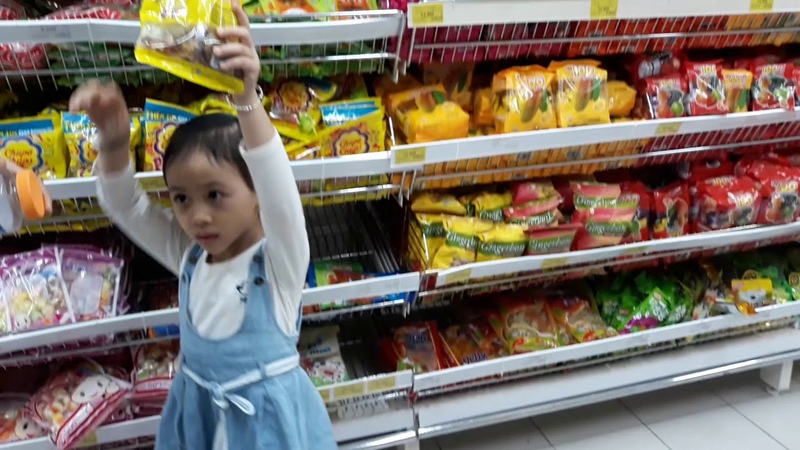 So c Nâu đi siêu thi mua đô Soc nau go to supermarket to buy