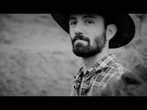 Lune Rouge 3 Chevaux dans la plaine ( Official Video