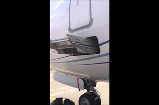 Уборка встроенного трапа на Боинге 737-700 (BBJ).