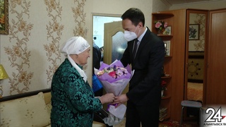 В Альметьевске с 90-летием поздравили труженицу тыла Камарию Абзалову