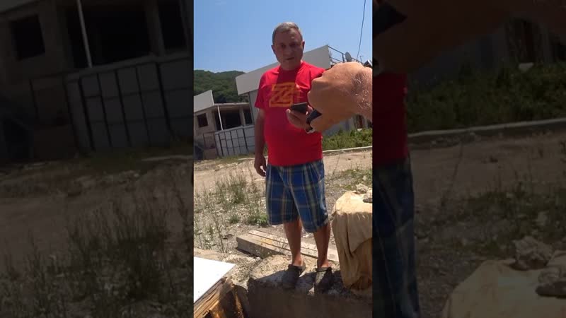 Неадекват в Лазаревском на бетонной площадке Вовы